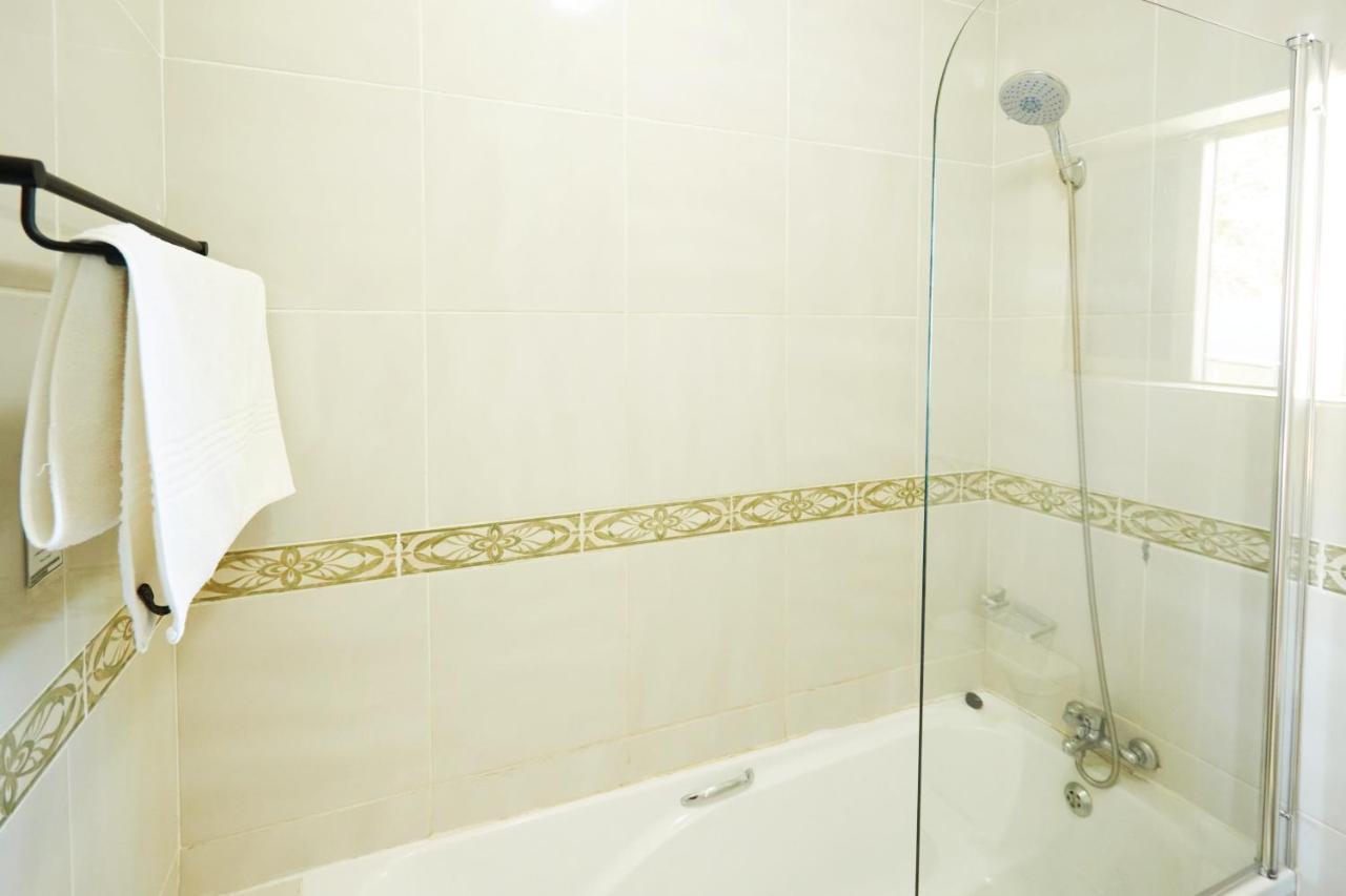 Laha Hotel Maun Ngoại thất bức ảnh